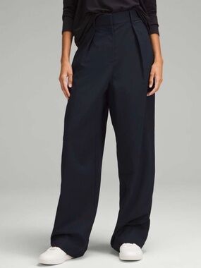 NWT pleat-Front High-Rise Trouser